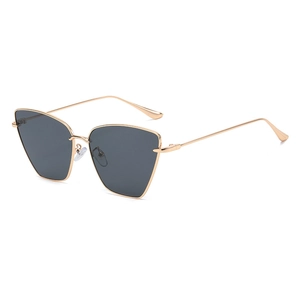 Schicke Cat-Eye-Sonnenbrille mit goldenem Metallrahmen und dunklen Gläsern im 45-Grad-Winkel