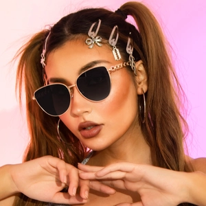 Lunettes de soleil œil de chat tendance avec chaîne en métal et verres dégradés style Y2K