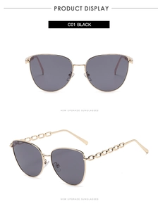Détail de lunettes de soleil œil-de-chat avec branches en chaîne dorée et verres noirs