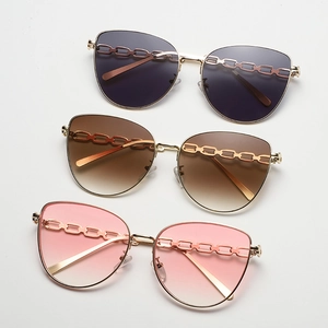 Lunettes de soleil œil de chat avec chaîne en métal, verres dégradés gris, marron et rose