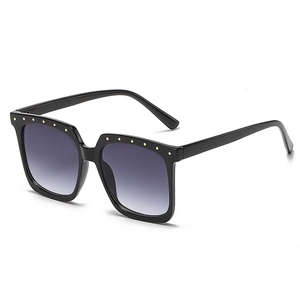 Square punk sunglasses with black frame, gradient lenses and golden rivet accents