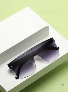 Détail de lunettes de soleil carrées dégradé violet sur blocs géométriques blancs