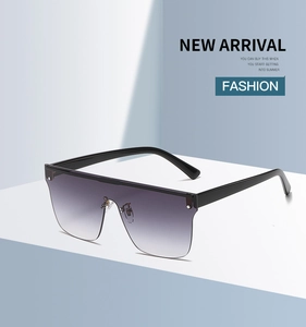 Détail de lunettes de soleil carrées sans monture avec verres dégradés et rivets mode