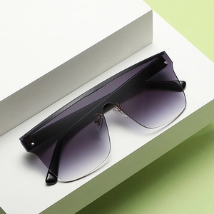 Lunettes de soleil carrées oversize à sommet plat avec verres dégradés violets et rivets argentés