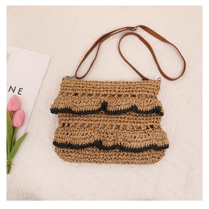Détail du sac bandoulière en raphia avec volants et bandoulière en cuir marron