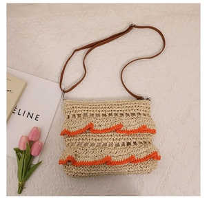 Détail du sac bandoulière en paille tressée avec bordure à volants orange et sangle en cuir