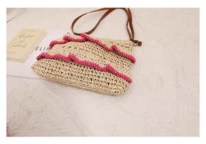 Vue détaillée des volants roses et de la texture en paille du sac de plage d'été