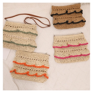 Détail de sacs bandoulière en paille tressée avec volants colorés et bandoulières