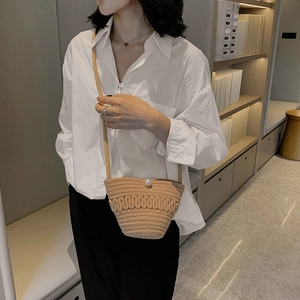 Crossbody woven straw bag with pearl closure and fine knit texture for women