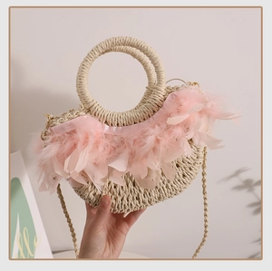 Sac demi-lune en paille tressée avec plumes roses et ruban pour les vacances