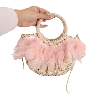 Sac à main demi-lune en paille avec plumes roses et anses rondes pour les vacances d'été