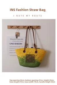 Détail d'un sac cabas en paille tissé à la main avec motifs de blocs jaunes et verts