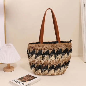 Retro wavy straw shoulder bag with large capacity and contrasting woven zigzag pattern