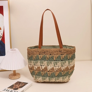 Retro wavy woven straw shoulder bag with contrast colors and leather straps for beach