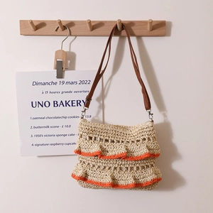 Sac bandoulière en paille fait main avec volants orange et bandoulière en cuir marron