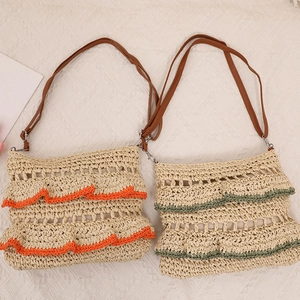 Sac bandoulière en paille avec bordure à volants et bandoulière cuir en orange et vert
