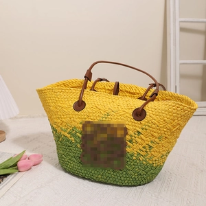 Sac cabas en paille tissé à la main avec dégradé jaune-vert et anses en cuir brun