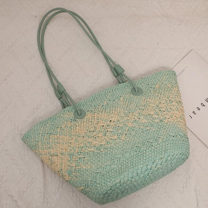 Grand sac cabas tressé menthe et beige avec anses en cuir pour la plage d'été