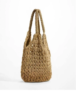Dettaglio della trama in rafia naturale e del manico robusto della borsa tote estiva