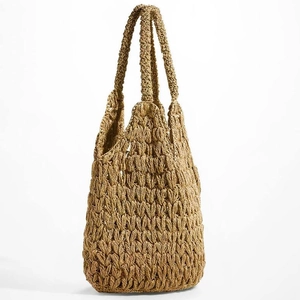 Borsa a spalla in paglia intrecciata a mano con trama a V e ampi spallacci per la spiaggia