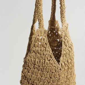 Borsa a tracolla in paglia intrecciata a mano in marrone naturale con trama all'uncinetto