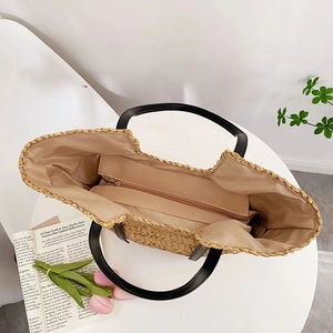 Grand sac cabas en paille tissé main avec anses noires et fermeture zippée pour plage