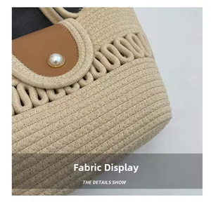 Detail van de geweven tas met lederen klep en elegante parelsluiting decoratie