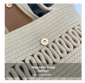 Detailopname van de beige geweven tas met een stevige gouden magnetische druksluiting