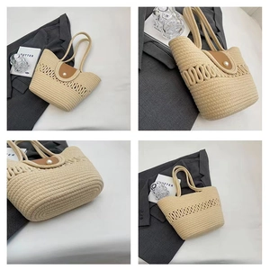 Detail van beige holle geweven schoudertas met bruine lederen flap en parelmoeren knoop