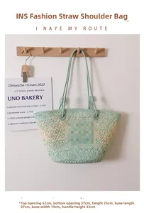 Detail of hand-woven straw tote bag with dimensions 52x25x19cm for beach travel