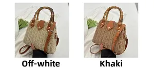 Détail de sacs à main tressés en paille avec anses en bambou en blanc cassé et kaki