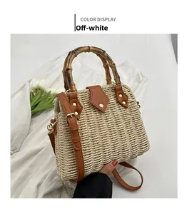 Vue détaillée du sac en paille beige avec anse en bambou et bandoulière en cuir
