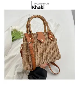 Détail d'un sac à main en paille kaki avec poignées en bambou naturel et finitions cuir