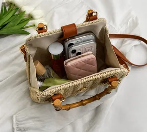 Vue de dessus d'un sac en paille tressée avec anses en bambou montrant l'intérieur