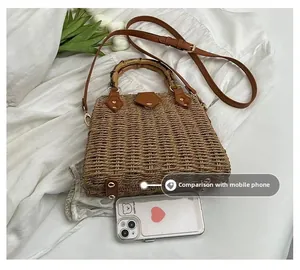 Comparaison de taille du sac en paille avec poignée en bambou et téléphone portable