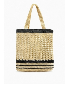 Detail der handgewebten Strohtasche mit schwarzen Streifen und hohlem Maschennetz