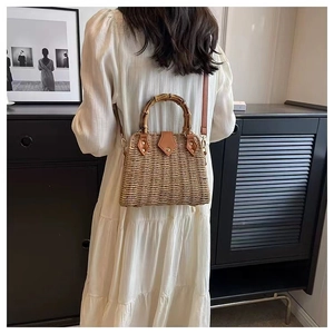 Détail du sac en paille tissé à la main avec texture naturelle et anse en bambou