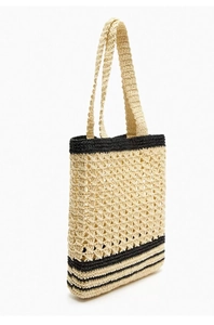 Detail der handgeflochtenen Stroh-Schultertasche mit schwarzen Streifen und Netzmuster