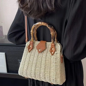 Sac en paille tressée avec poignée en bambou et bandoulière pour la plage