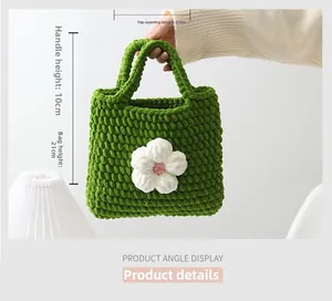 Dettaglio borsa verde all'uncinetto con fiore, dimensioni 22x21cm e manico da 10cm