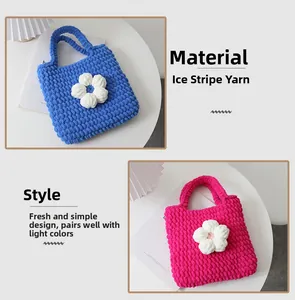 Dettaglio della borsa fatta a mano all'uncinetto in ciniglia blu con fiori a sbuffo