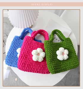 Primo piano di tre borse all'uncinetto fatte a mano con fiori in blu, rosa e verde