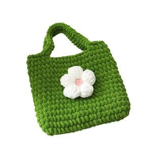 Borsa tote verde fatta a mano all'uncinetto con fiore a sbuffo in filato spesso