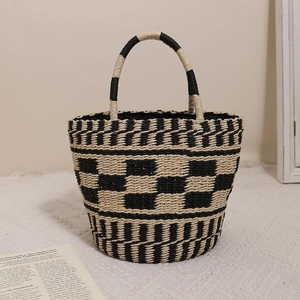 Borsa a secchiello in paglia a scacchi neri e beige con manici tondi per vacanze al mare