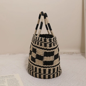 Borsa a secchiello in paglia intrecciata con motivo a scacchi nero e beige per mare