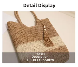 Detail der gewebten Stroh-Schultertasche mit zweifarbigen Quasten und Holzperlen