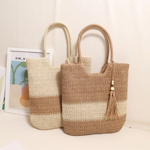 Gewebte zweifarbige Stroh-Schultertasche mit modischen Quasten und Holzperlen-Deko