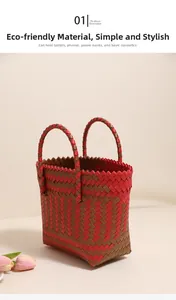 Détail du sac de plage tressé rouge et brun avec anses rondes et intérieur spacieux