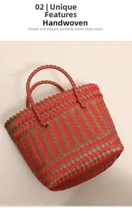 Détail d'un sac cabas tissé main rouge et marron avec motif à carreaux géométrique