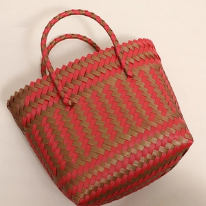 Sac fourre-tout tissé à carreaux rouge et marron pour les vacances à la plage ou pique-nique